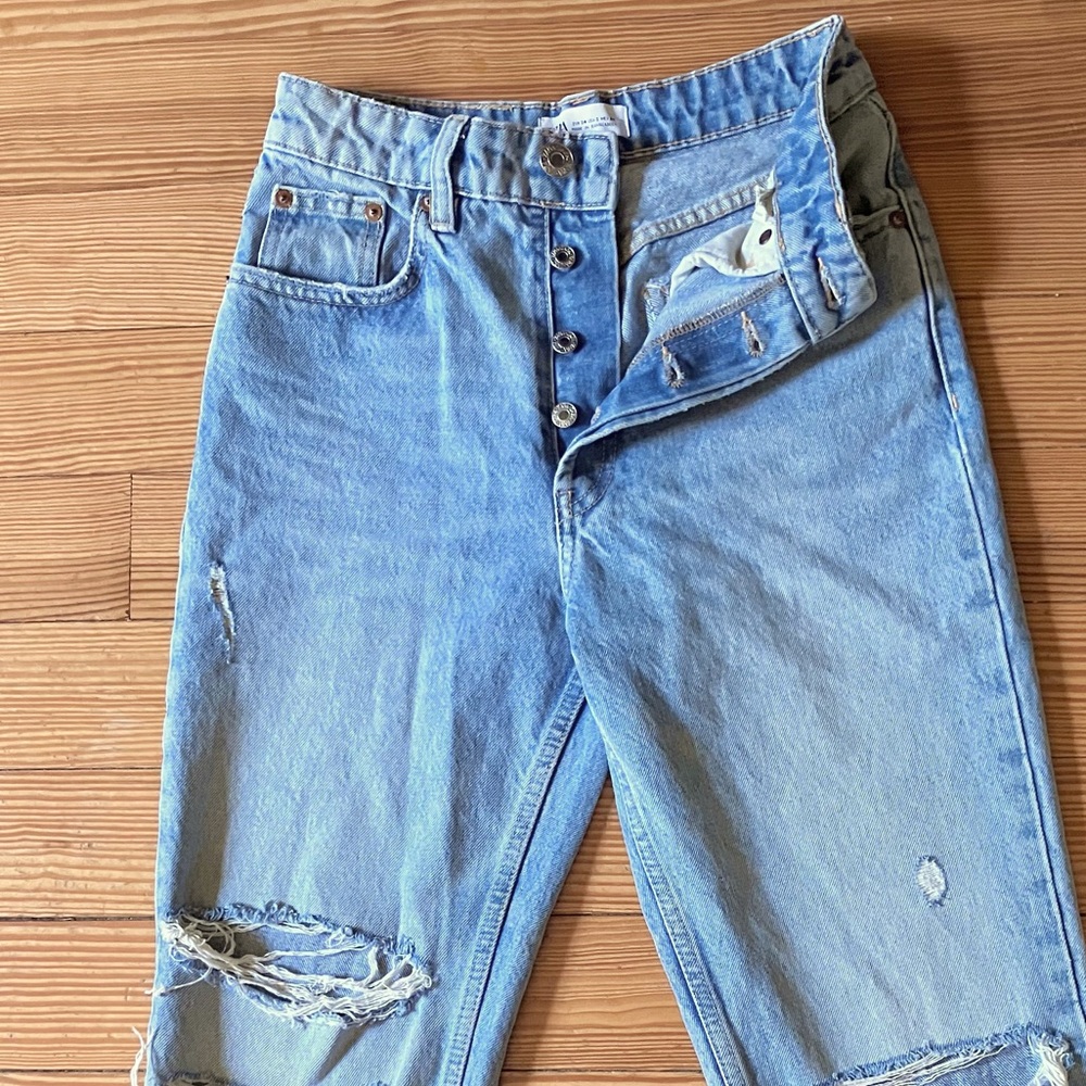 Zara Straight Leg High Rise Button Fly Ripped Ankle Jeans in Light Wash Sz 2 - Picture 6 of 8